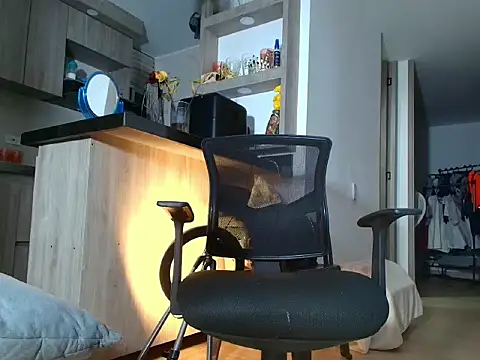 Laura_Cramz webcam