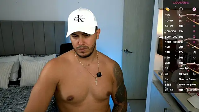 owen-pierces live cam on StripChat