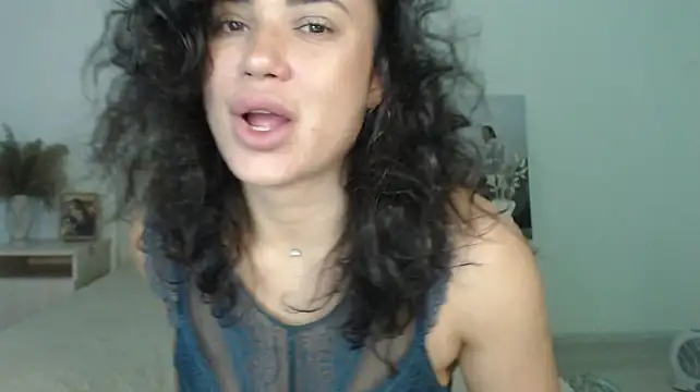 RoxannePure live cam on StripChat