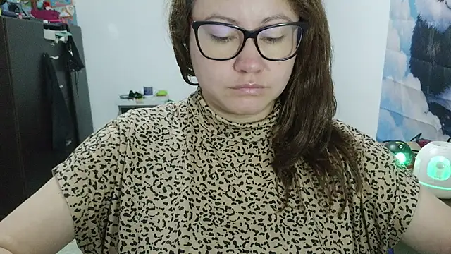 curly_greeneyed live cam on StripChat