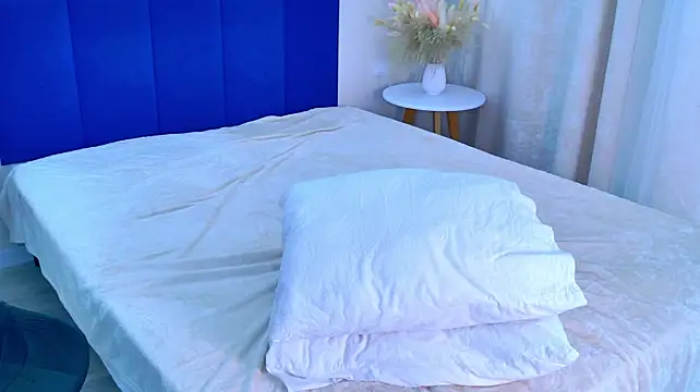Alexis_Lovely live cam on StripChat