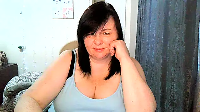 EmilyaLooo live cam on StripChat
