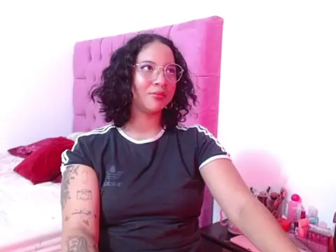 ari_thompson live cam on StripChat