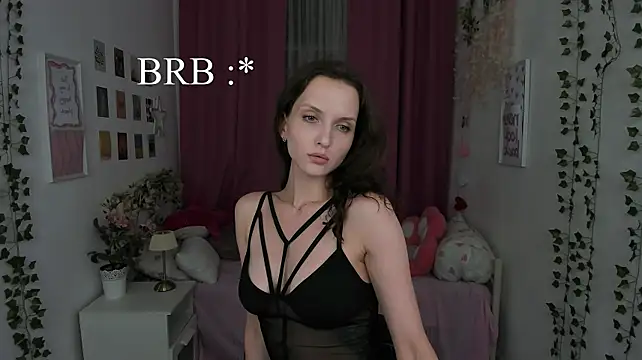 Ariadna_Shy live cam on StripChat