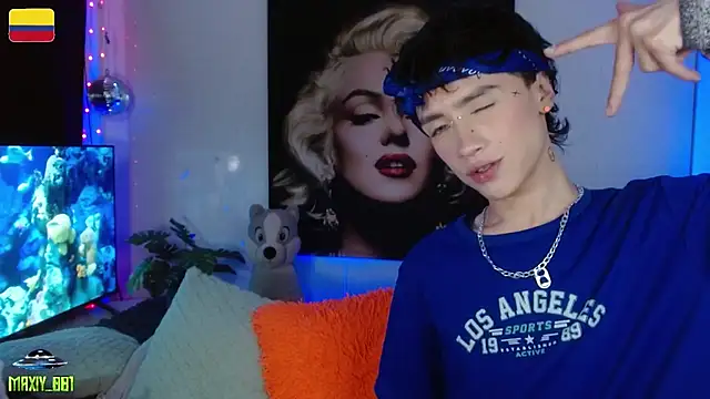 maxiy_001 live cam on StripChat