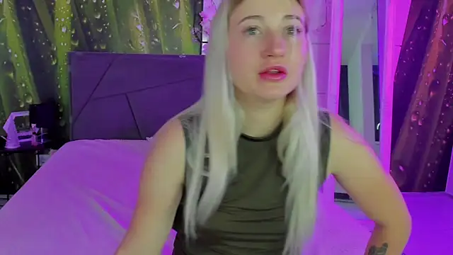 HollyTailors webcam