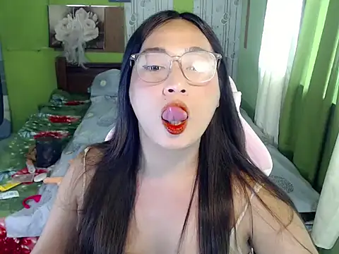 GodisAWomenxxx live cam on StripChat