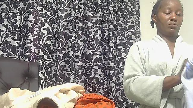 sluttylaura21 live cam on StripChat