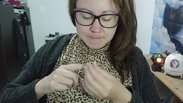 curly_greeneyed live cam on StripChat