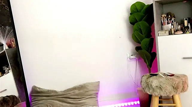 Lunna_Noirre live cam on StripChat