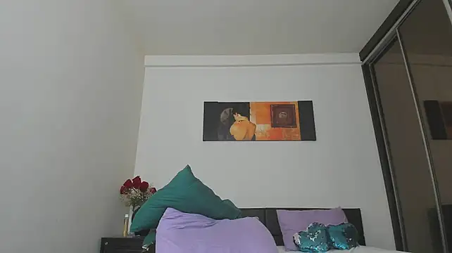 GoldenLunaa live cam on StripChat