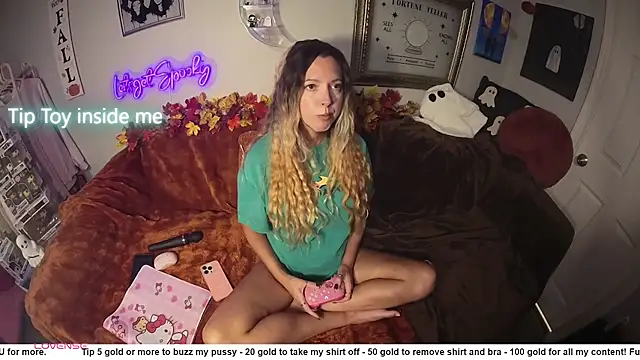 nikki_juggs (F milf) - Tip 20 or more to buzz me