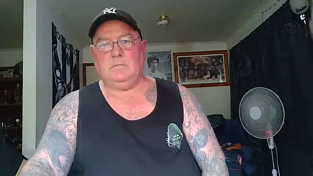 kinkyblueyes69 (M mature) - NAKED CLOTHES OFF