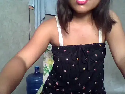 Sweet_lunapinay22 live cam on StripChat