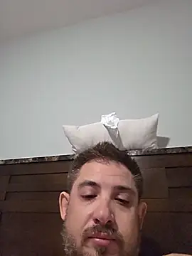 caliguy37 live cam on StripChat