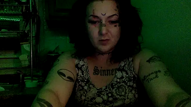 CurvyTrans2002 live cam on StripChat