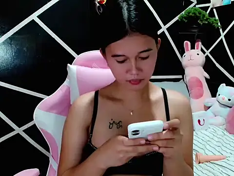 urgirl_mikah live cam on StripChat