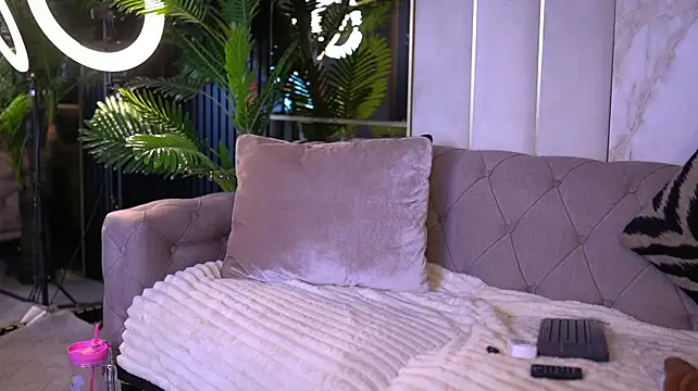 BlancheLuxe live cam on StripChat