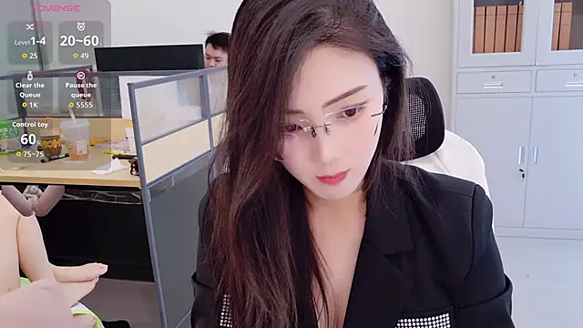 yangyang-777 (Ask my age) - 🎀双女主播全裸直播五分钟