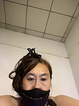 YEAG-QQ live cam on StripChat