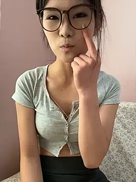 yanzi520 (F teen) - 丝袜高跟直播5分钟（不开票）
