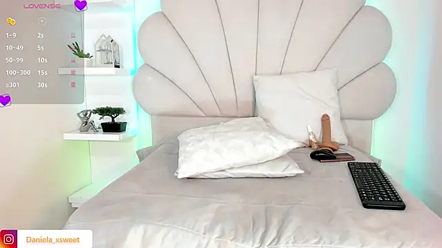 KittenDani live cam on StripChat