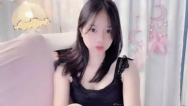 Yanys521 live room snapshot on Stripchat
