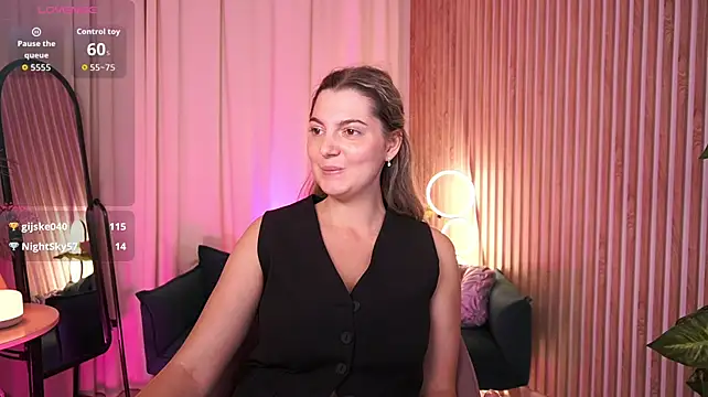LucreciaStorm live cam on StripChat