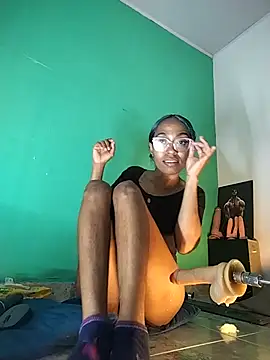avaleri_cherry live cam on StripChat