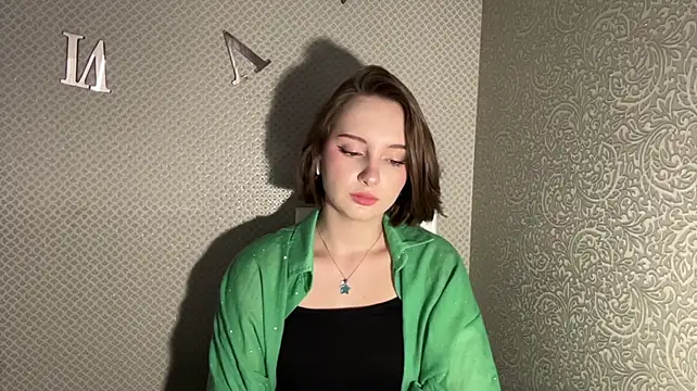 LovieClausing live cam on StripChat