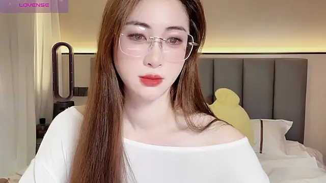 wuyueaini live cam on StripChat