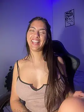 chicachocolate01 live cam on StripChat