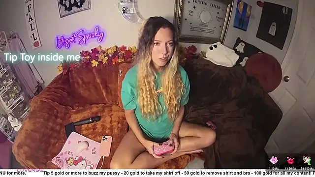 nikki_juggs (F milf) - Tip 20 or more to buzz me