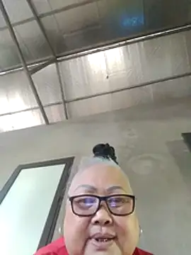 YourMomy- live cam on StripChat