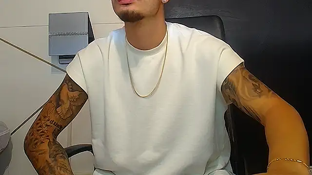 BrandonTate live cam on StripChat