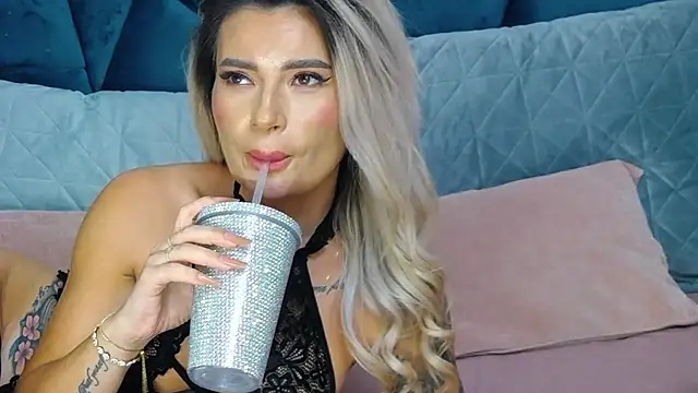 NightshadeIris live cam on StripChat