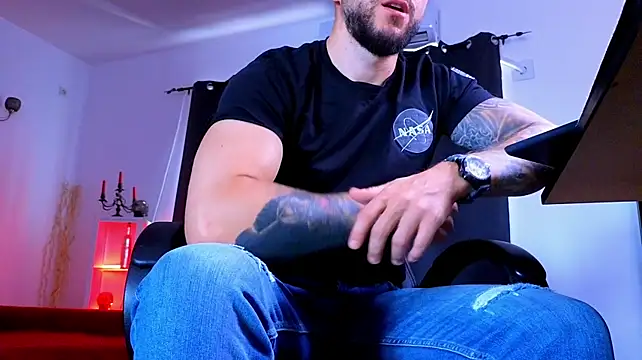 MightyAaron66 live cam on StripChat
