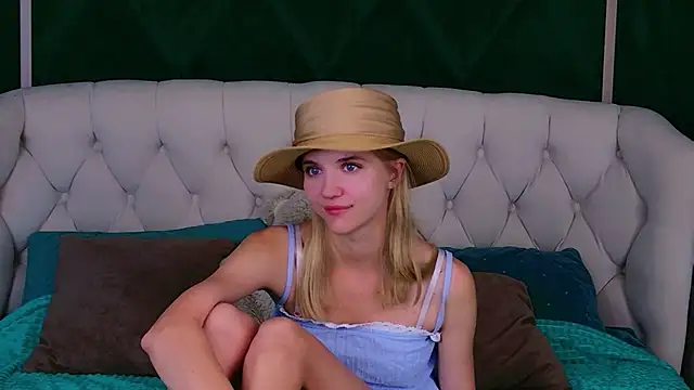 4example_Chloe live cam on StripChat