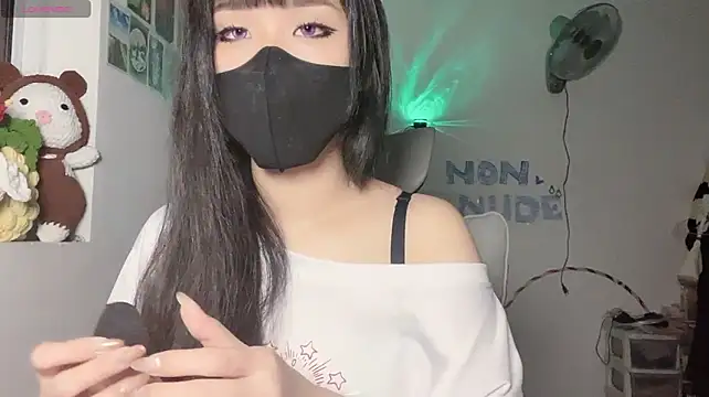 Tieu-May live cam on StripChat