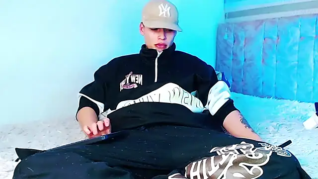 _justinmoon2 live cam on StripChat