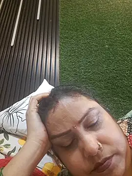 shanvii (F milf) - Split on boobs