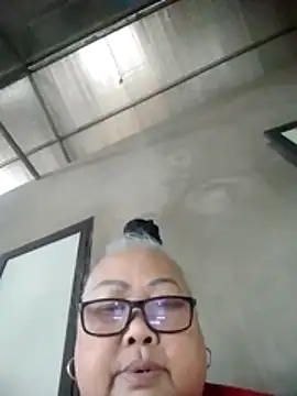 YourMomy- live cam on StripChat