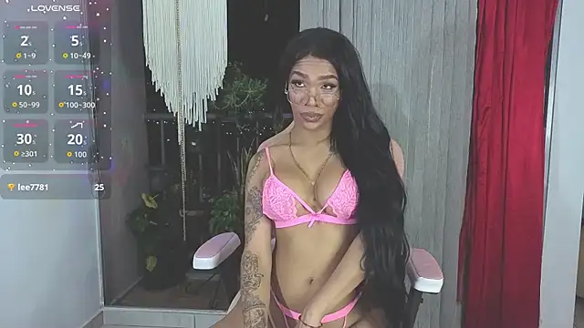 Queen_Morena live cam on StripChat