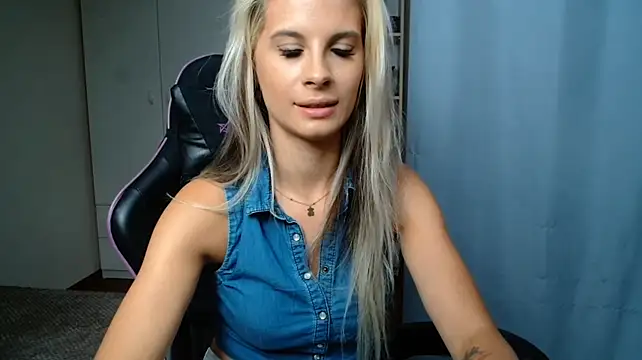 KristineGlow live cam on StripChat