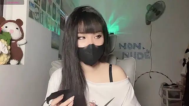 Tieu-May live cam on StripChat