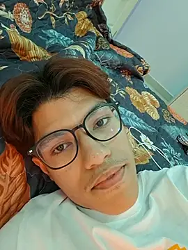 sizehood (M twink) - Make me horny and remove shirt