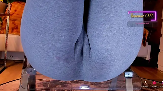 Cameltoe_squirt_inPants