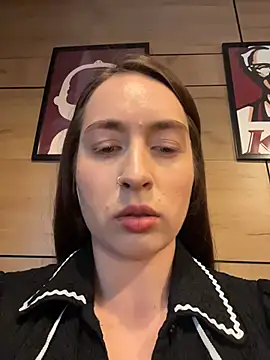 holly_play (F young) - rub nipples in public