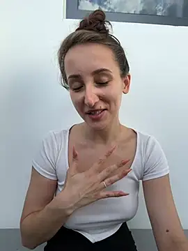 flexibledoll_ (Ask my age) - striptease + squeeze ass and breasts