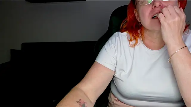 joannaandneighbour (F mature) - Pussy open